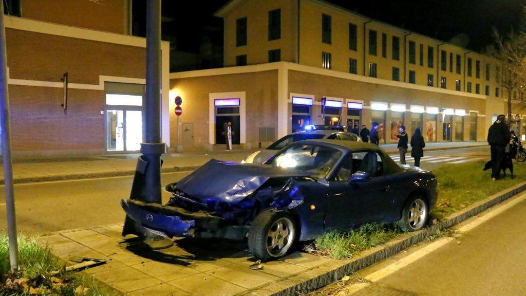 L'auto distrutta in piazza Mazzini (Marzi/Pentafoto)