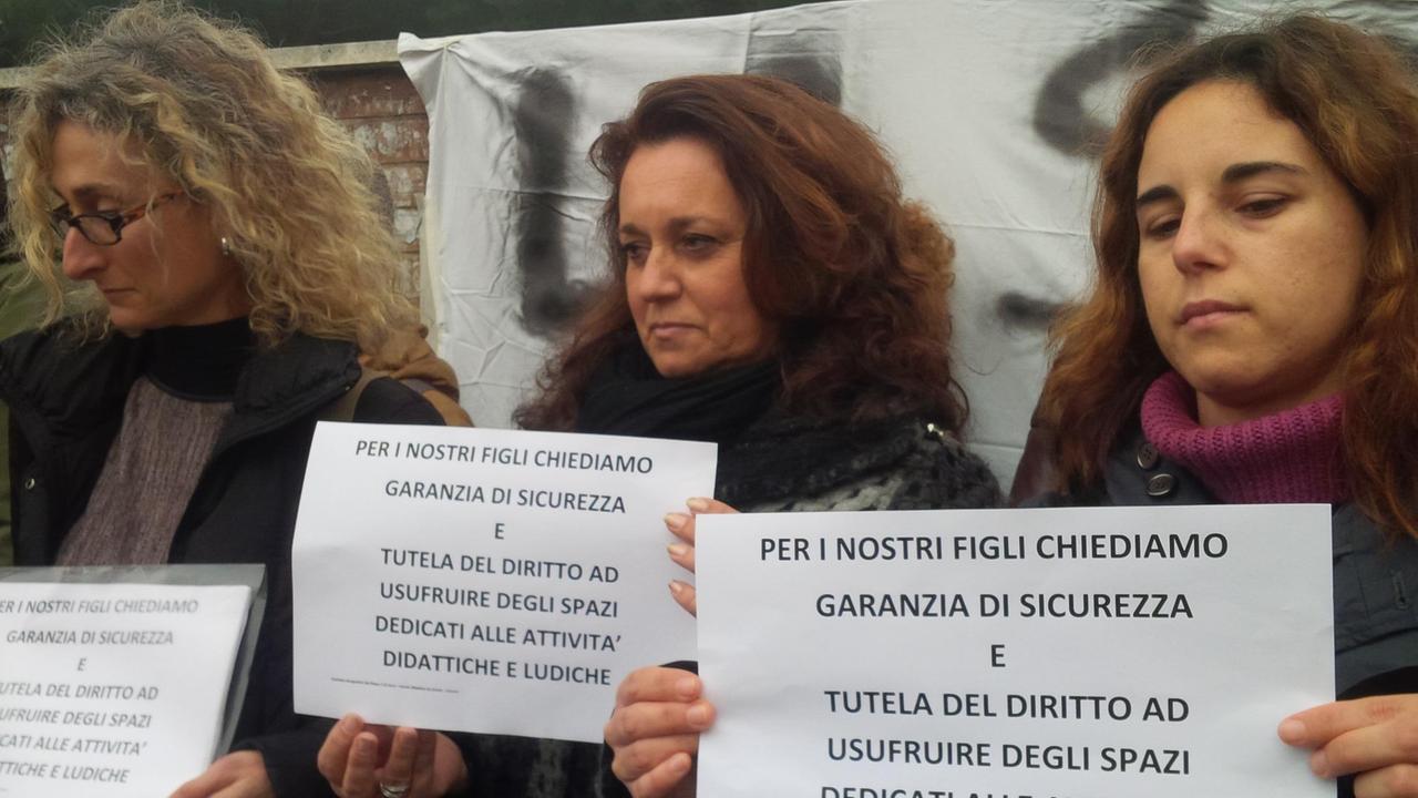 La protesta dei genitori in via Toscana
