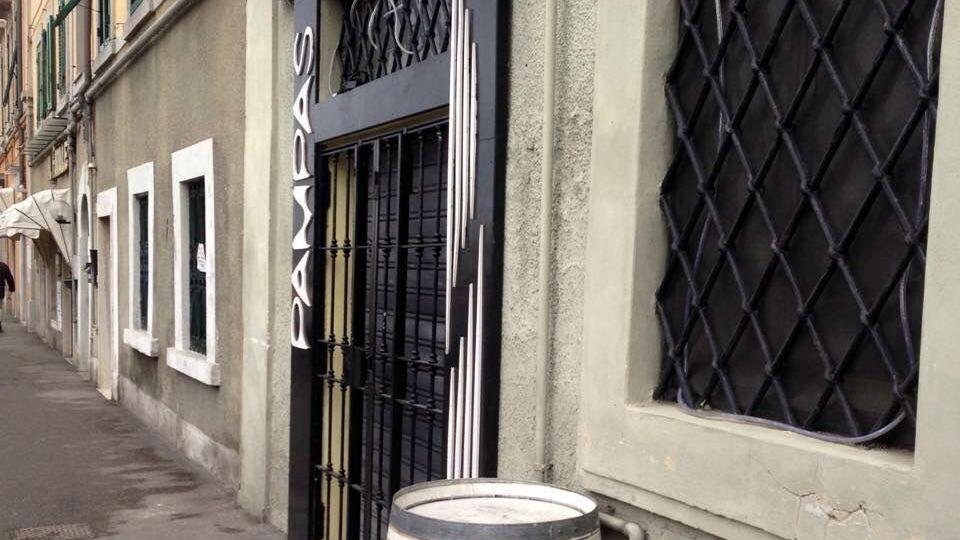 La botte fuori dal ristorante Pampas