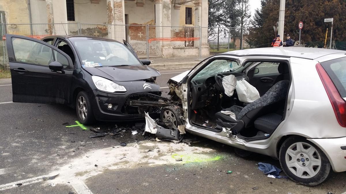Le due auto coinvolte nello scontro frontale a Corporeno