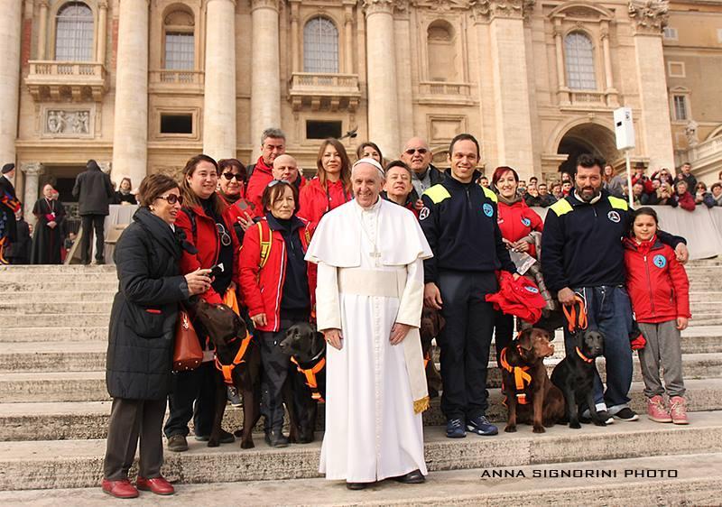 Papa Francesco insieme all'Unità K9 (foto Anna Signorini)