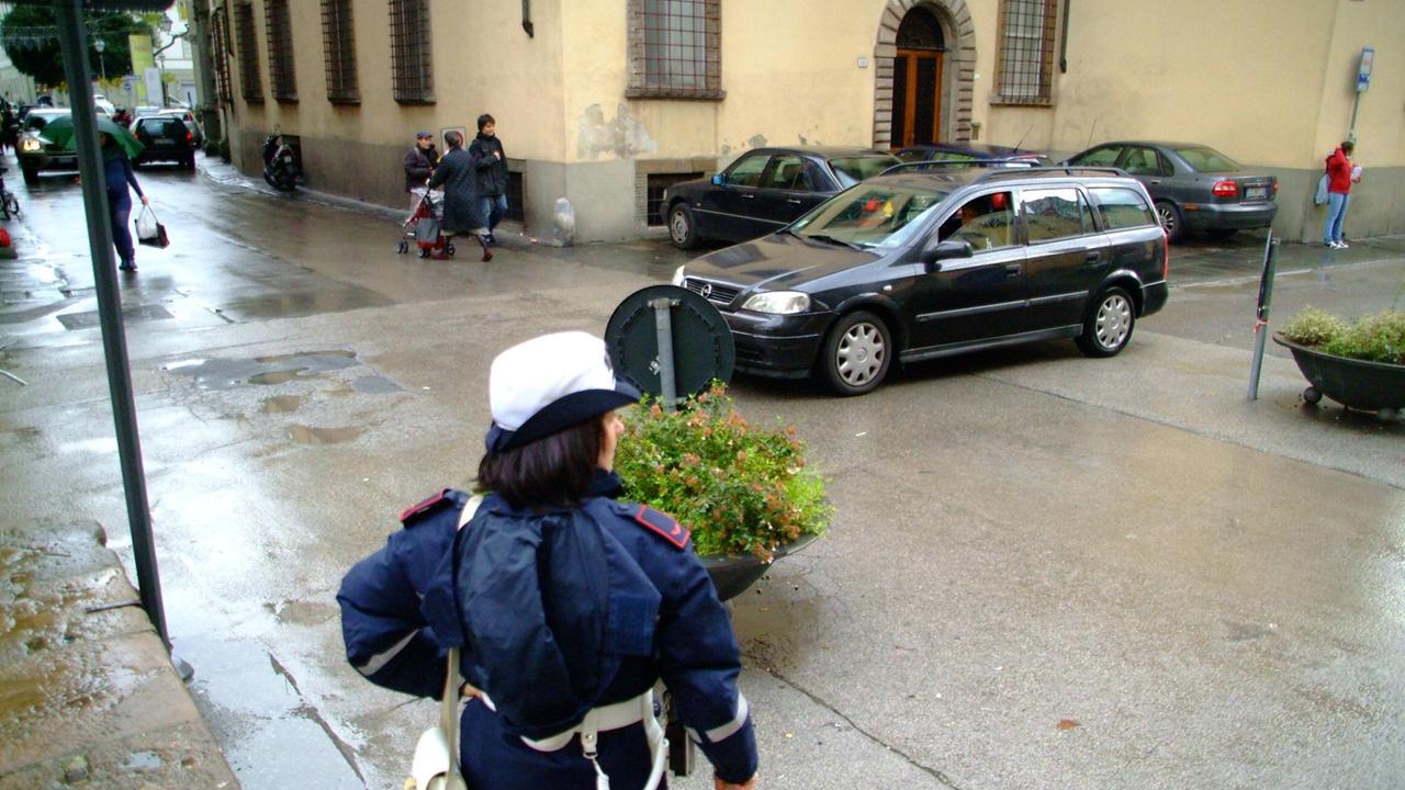 Un'agente della municipale in centro