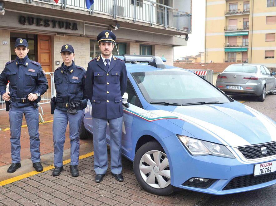Il commissario capo Duccio Ciappelli accanto alla nuova Volante (foto Gori)
