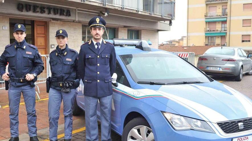 Il commissario capo Duccio Ciappelli accanto alla nuova Volante (foto Gori)