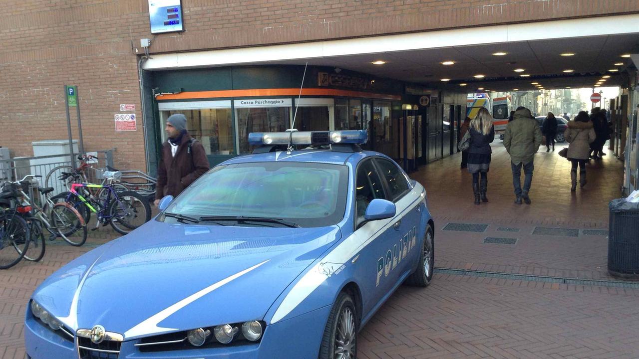 Una volante di polizia davanti alla stazione del Serraglio