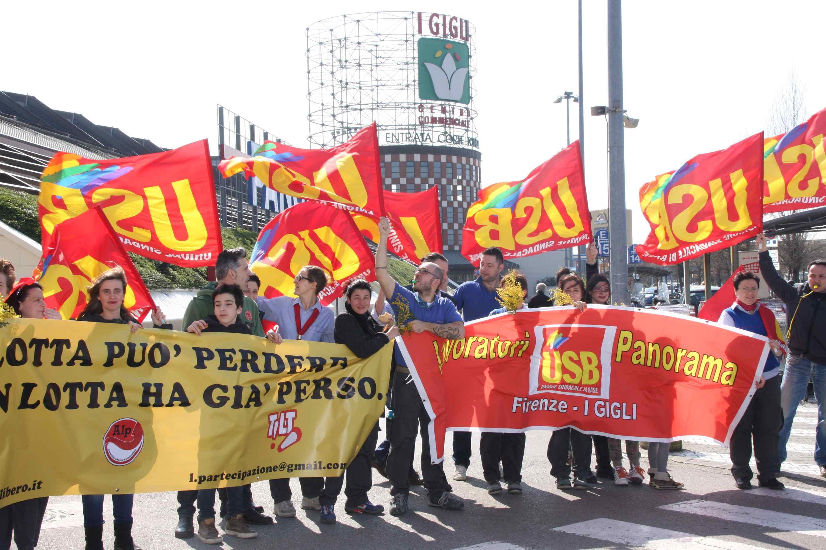Una manifestazione davanti al centro commerciale I Gigli