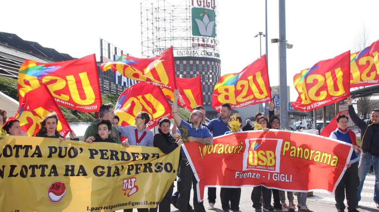 Una manifestazione davanti al centro commerciale I Gigli