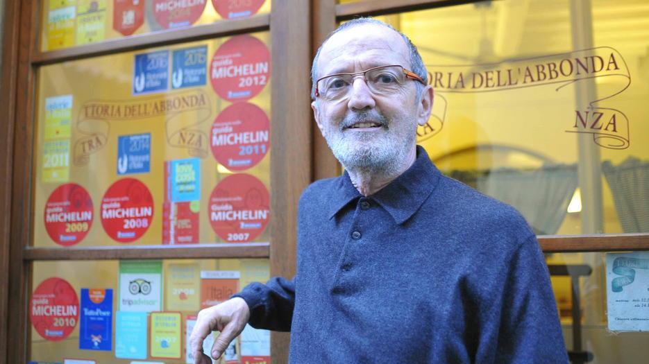 Patrizio Menici (Iccio) davanti alla sua trattoria (foto Gori)