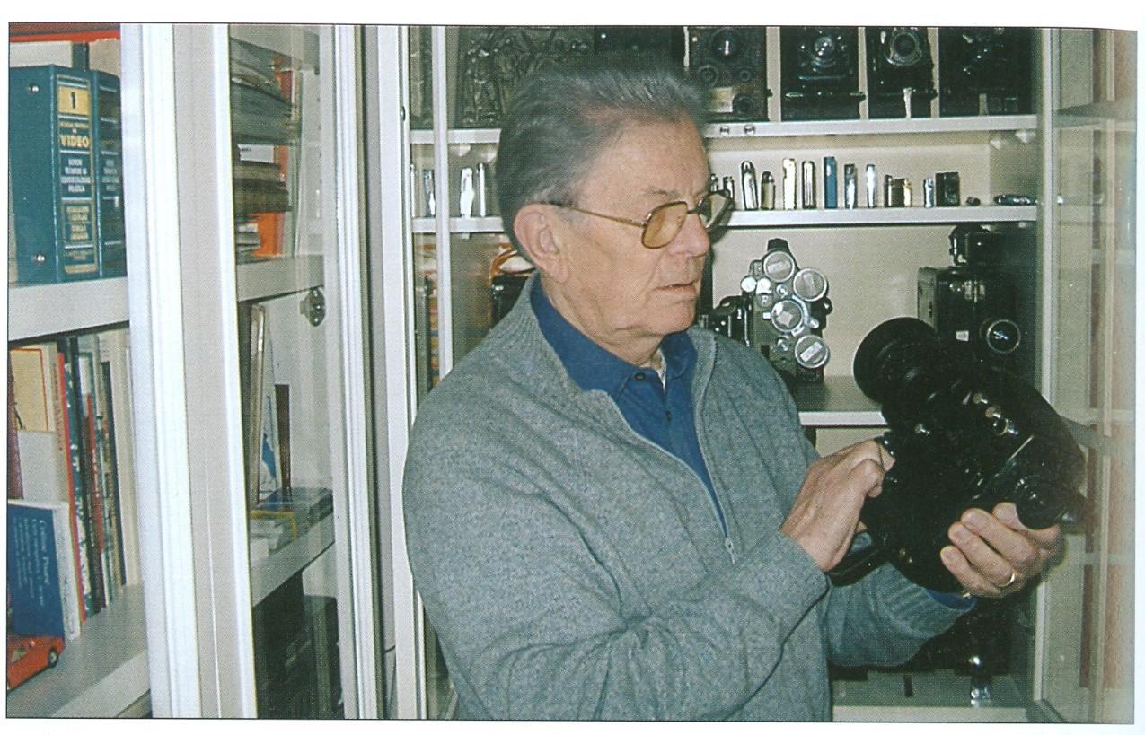 Brunero Tognoni alle prese con uno dei suoi cimeli cinematografici da collezione