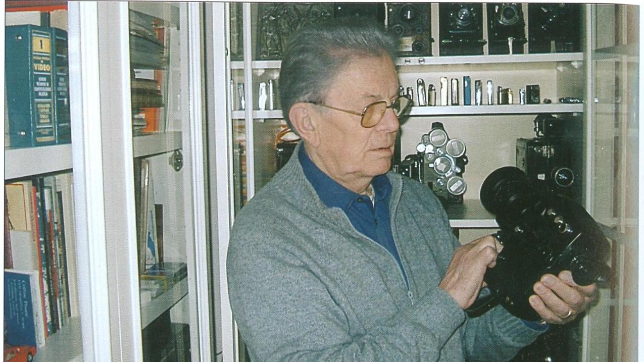 Brunero Tognoni alle prese con uno dei suoi cimeli cinematografici da collezione