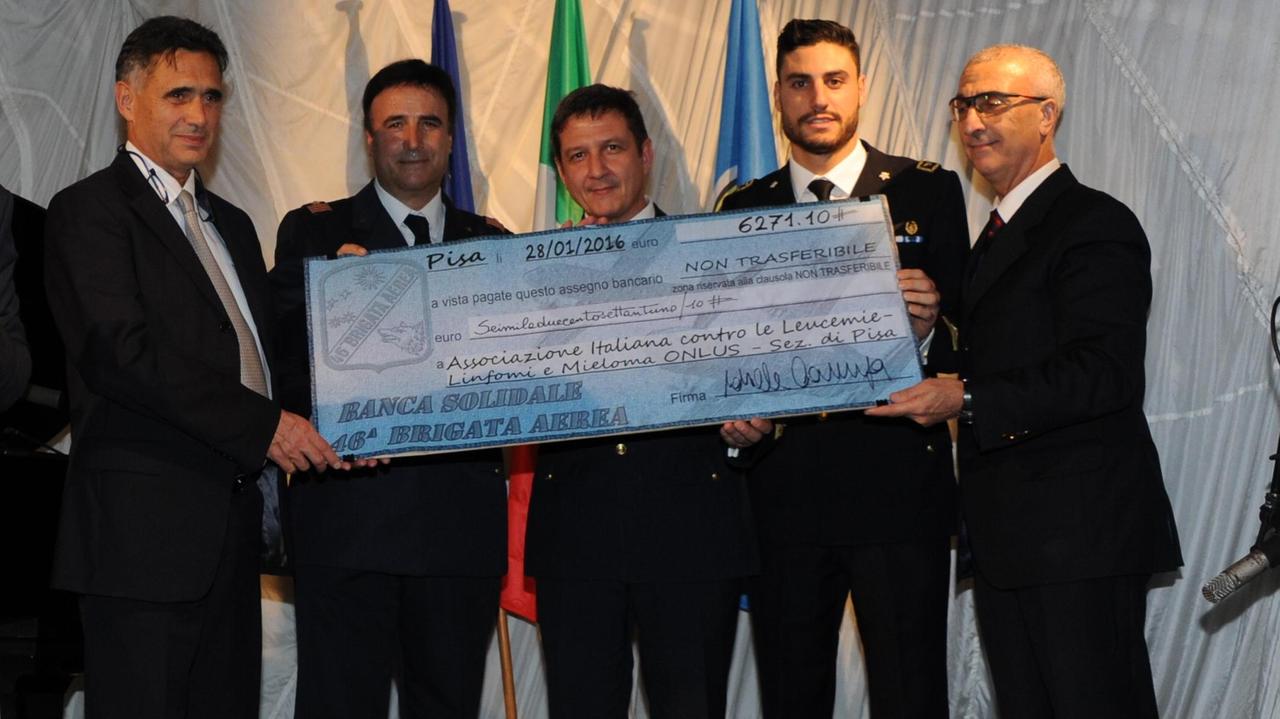 La consegna del maxi assegno
