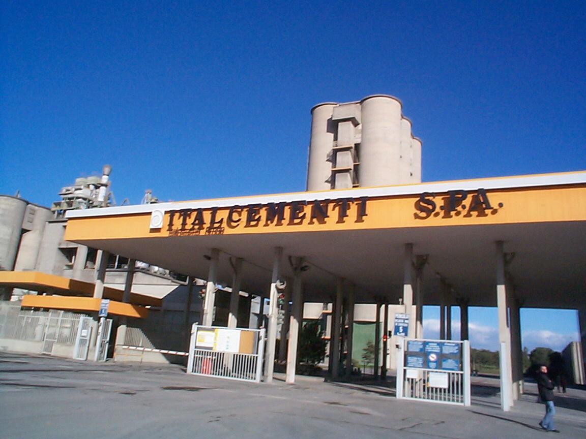 Italcementi, dopo 45 giorni di protesta si toglie le catene e lascia i cancelli