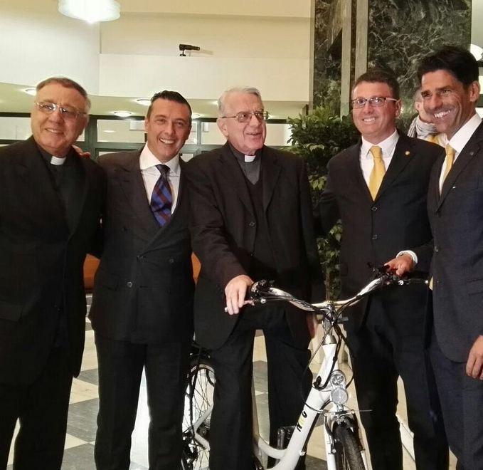 Nwg, donate a Papa Francesco dieci biciclette elettriche