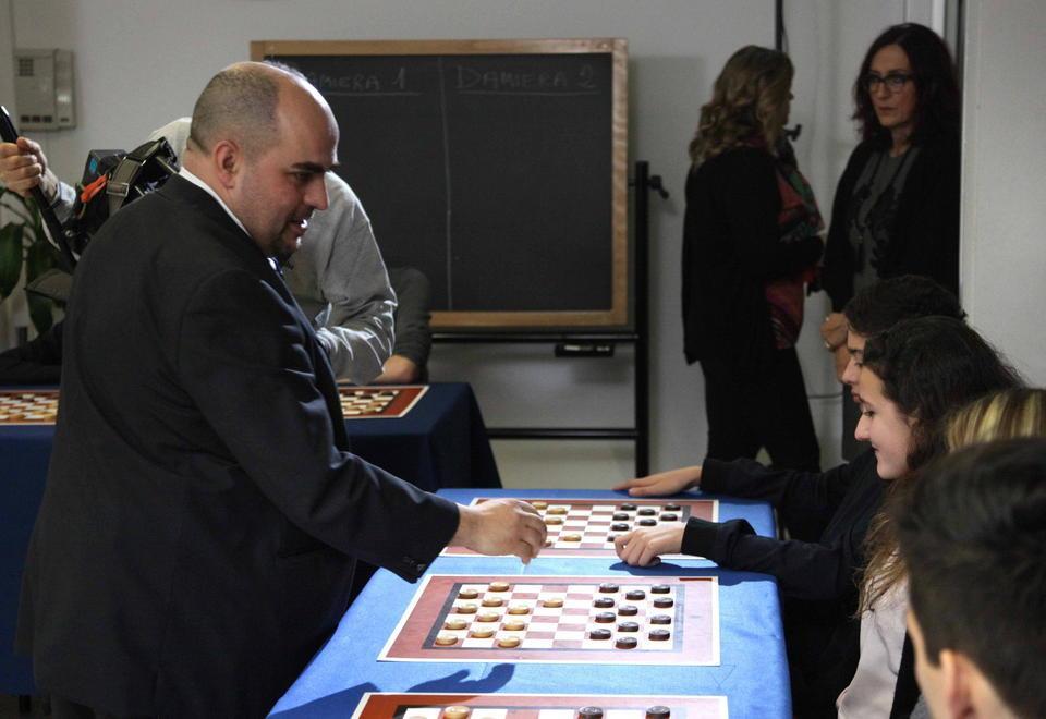Bocelli e il re della dama spiegano il gioco ai ragazzi 