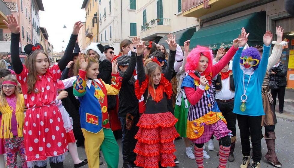 Carnevale al via, per un mese in città maschere e feste 