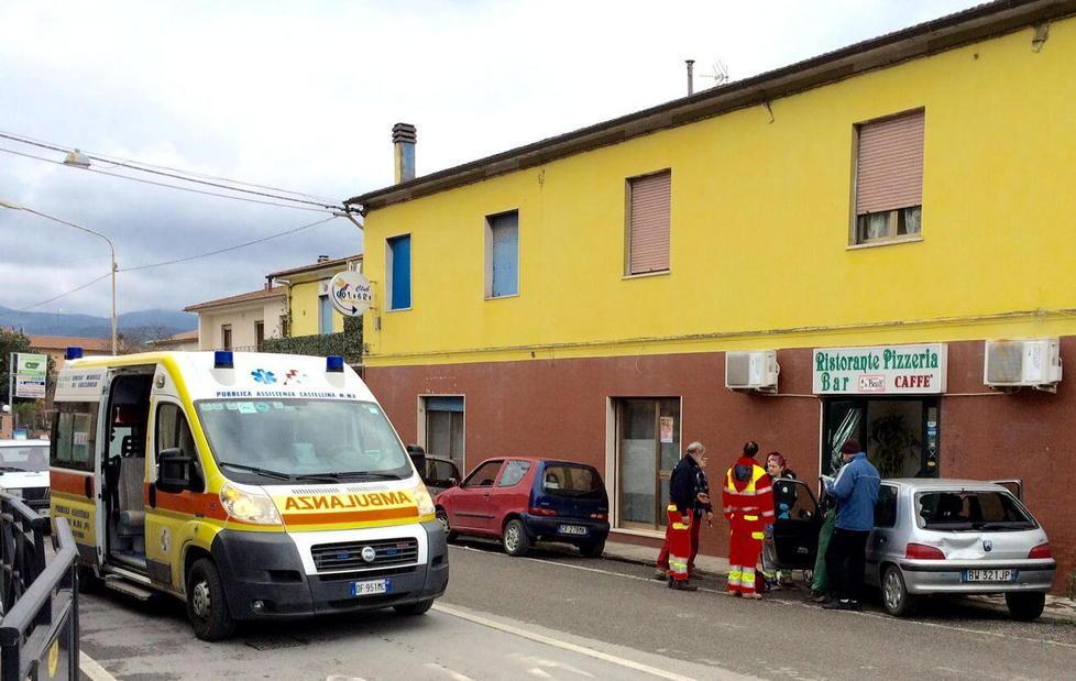 Urtato da un camion finisce dentro alla vetrina del bar 