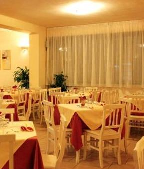 Portano via la cassa del ristorante