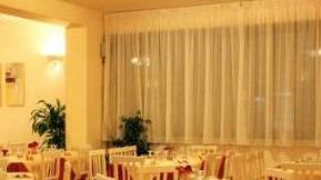 Portano via la cassa del ristorante