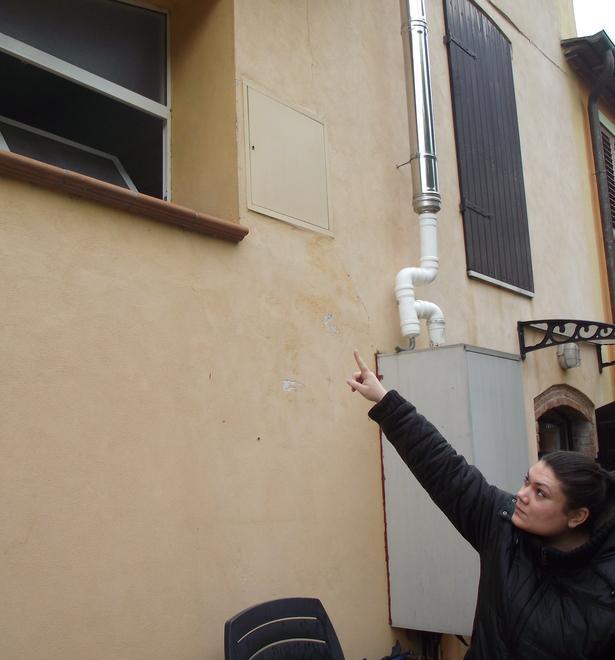 Scoprono i ladri e li mettono in fuga 