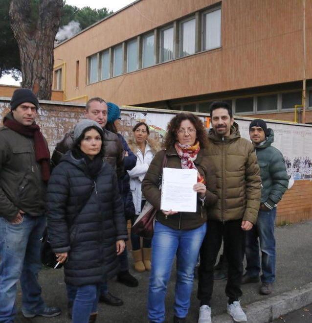 I genitori presidiano i cancelli e gli occupanti lasciano l’asilo 