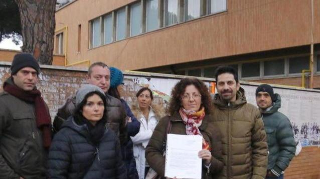 I genitori presidiano i cancelli e gli occupanti lasciano l’asilo