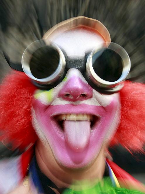 I bambini imparano a creare la mascherina del clown