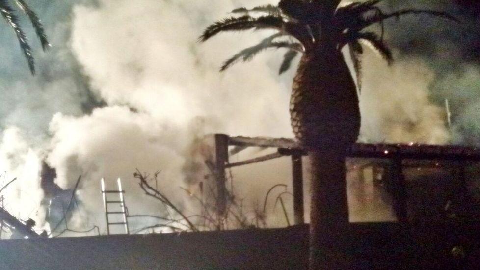 L’albergo Albaruja a Costa Rei devastato da un incendio