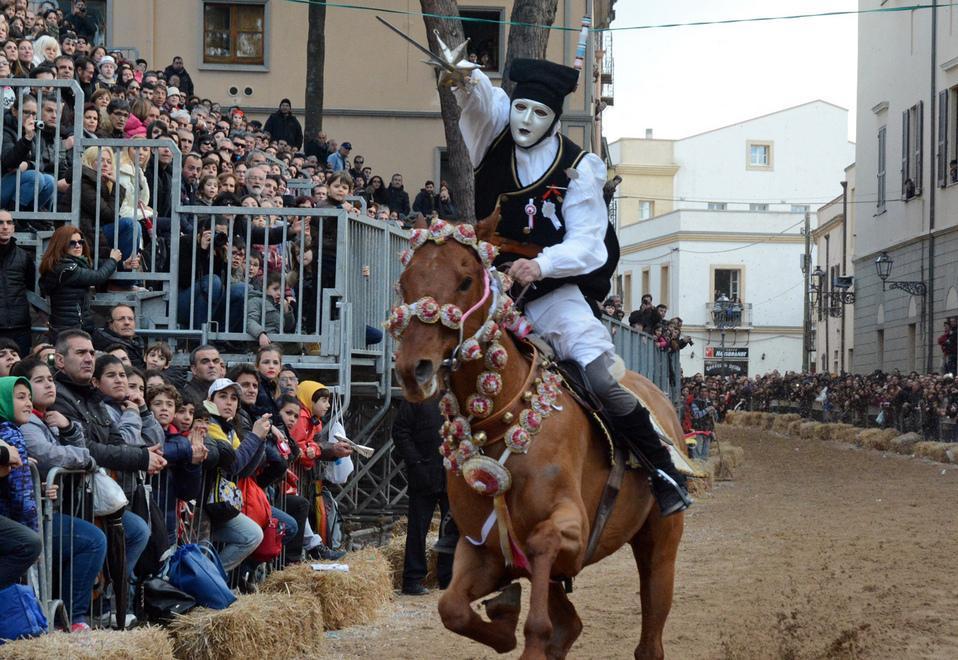 Vigile cavaliere appiedato dal Comune 