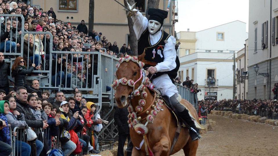 Vigile cavaliere appiedato dal Comune