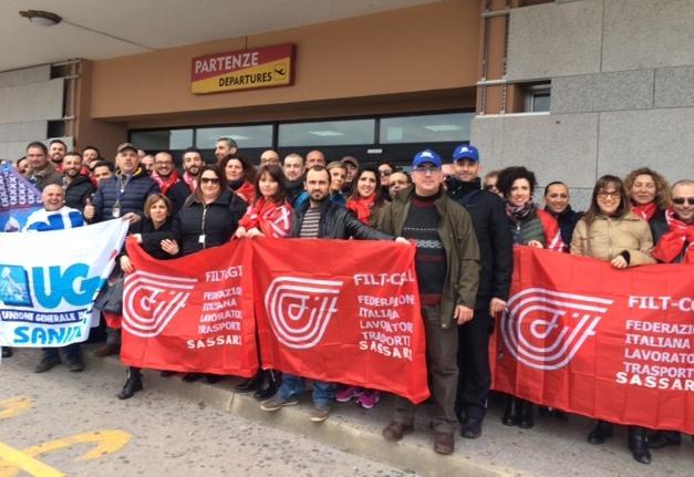 Alghero, sit-in dei lavoratori davanti all’aeroporto 