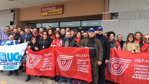 Alghero, sit-in dei lavoratori davanti all’aeroporto
