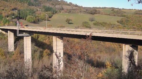 Promotore finanziario si getta dal ponte per una delusione d'amore