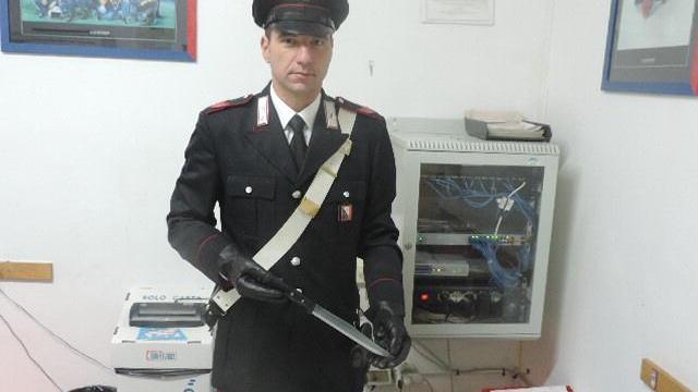 Adolescente in strada con un coltello da cucina, voleva difendersi da un gruppo di coetanee