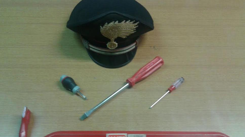 Cagliari, sorpresi mentre forzano la porta di un'abitazione
