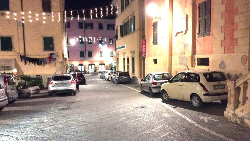 Auto parcheggiate in centro storico (foto Gio' Di Stefano)