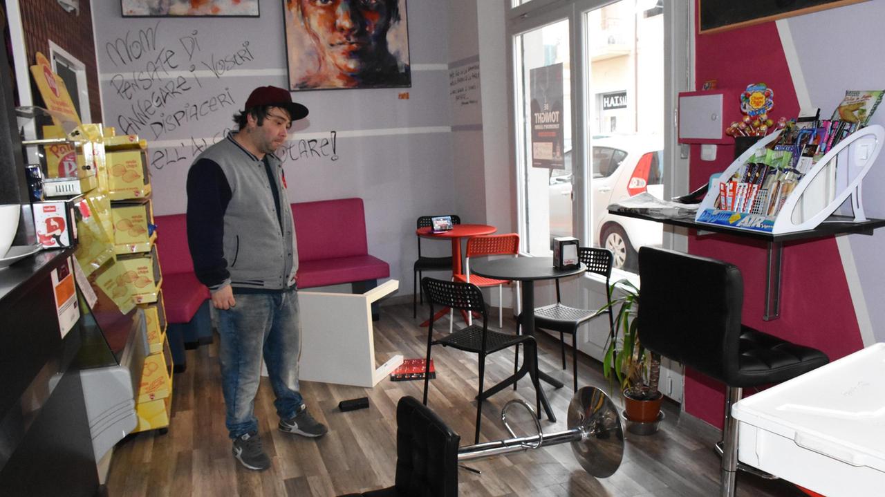 Christian Rispoli dentro al suo bar (foto Bf)