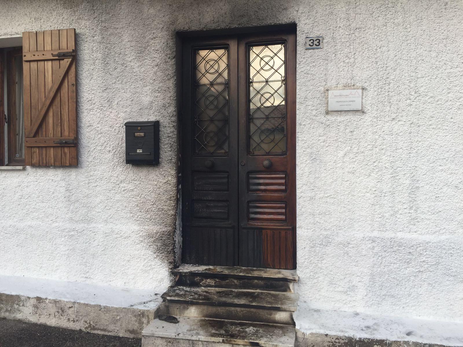 La porta di casa del padre del sindaco