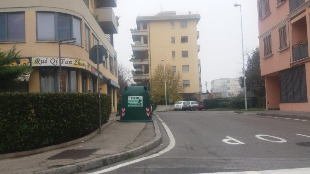 La campana di vetro sul marciapiede in via Petri