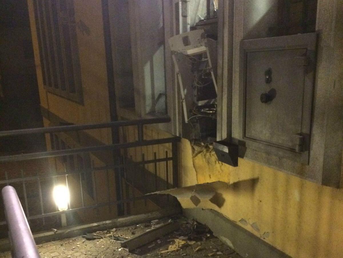 Salta il bancomat, ma il colpo non riesce