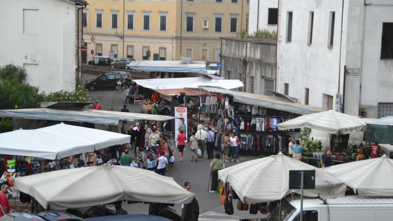 Il mercato in via dei Bacchettoni