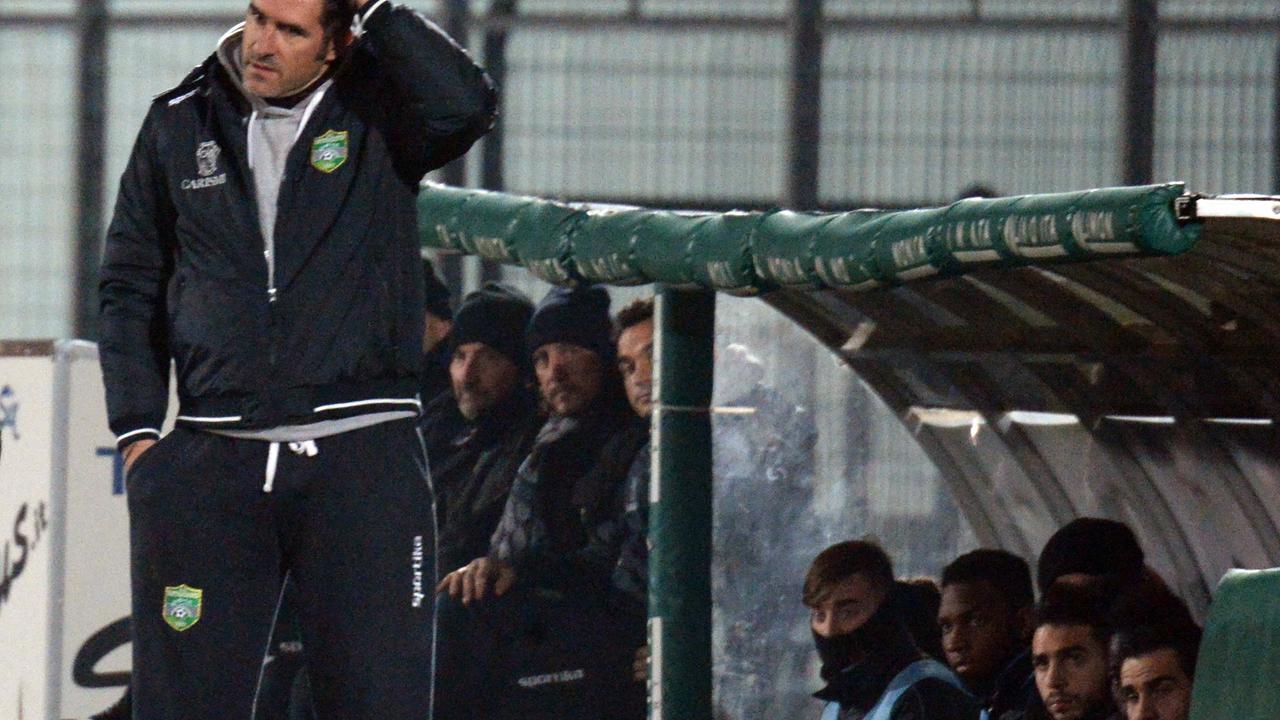 Cristiano Lucarelli preoccupato in panchina (Foto Franco Silvi)