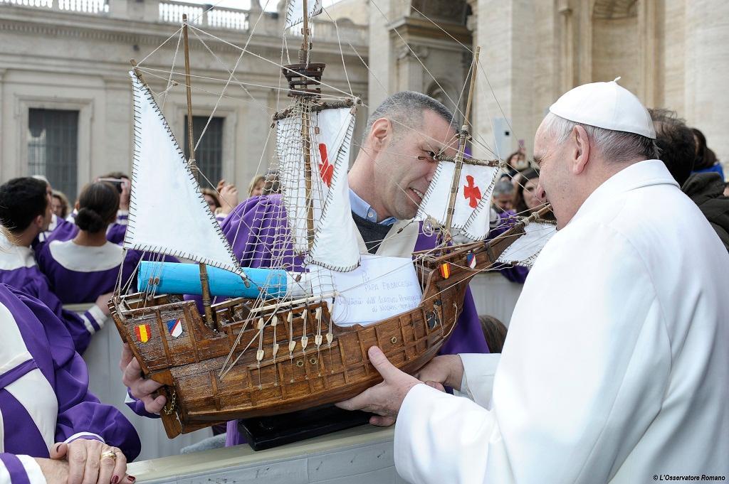 La consegna a papa Francesco del veliero costruito nel carcere Nuchis