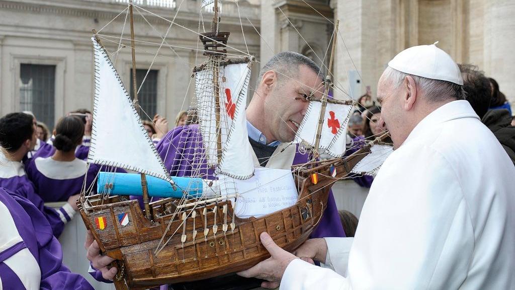 La consegna a papa Francesco del veliero costruito nel carcere Nuchis