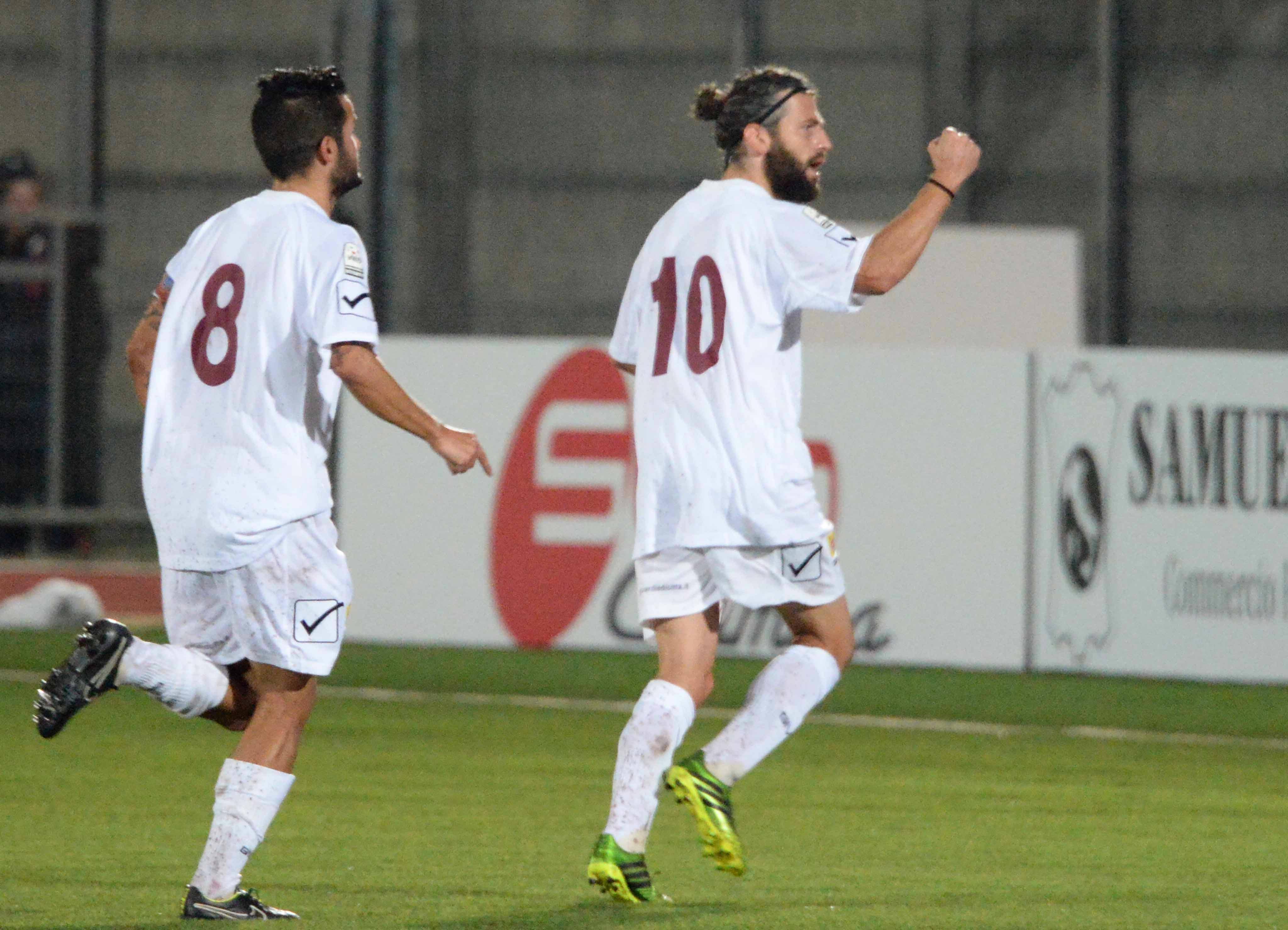 Gigi Grassi esulta dopo un gol