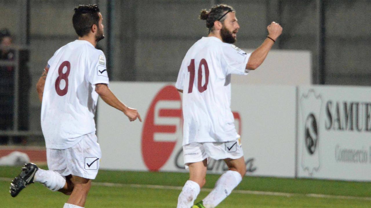 Gigi Grassi esulta dopo un gol