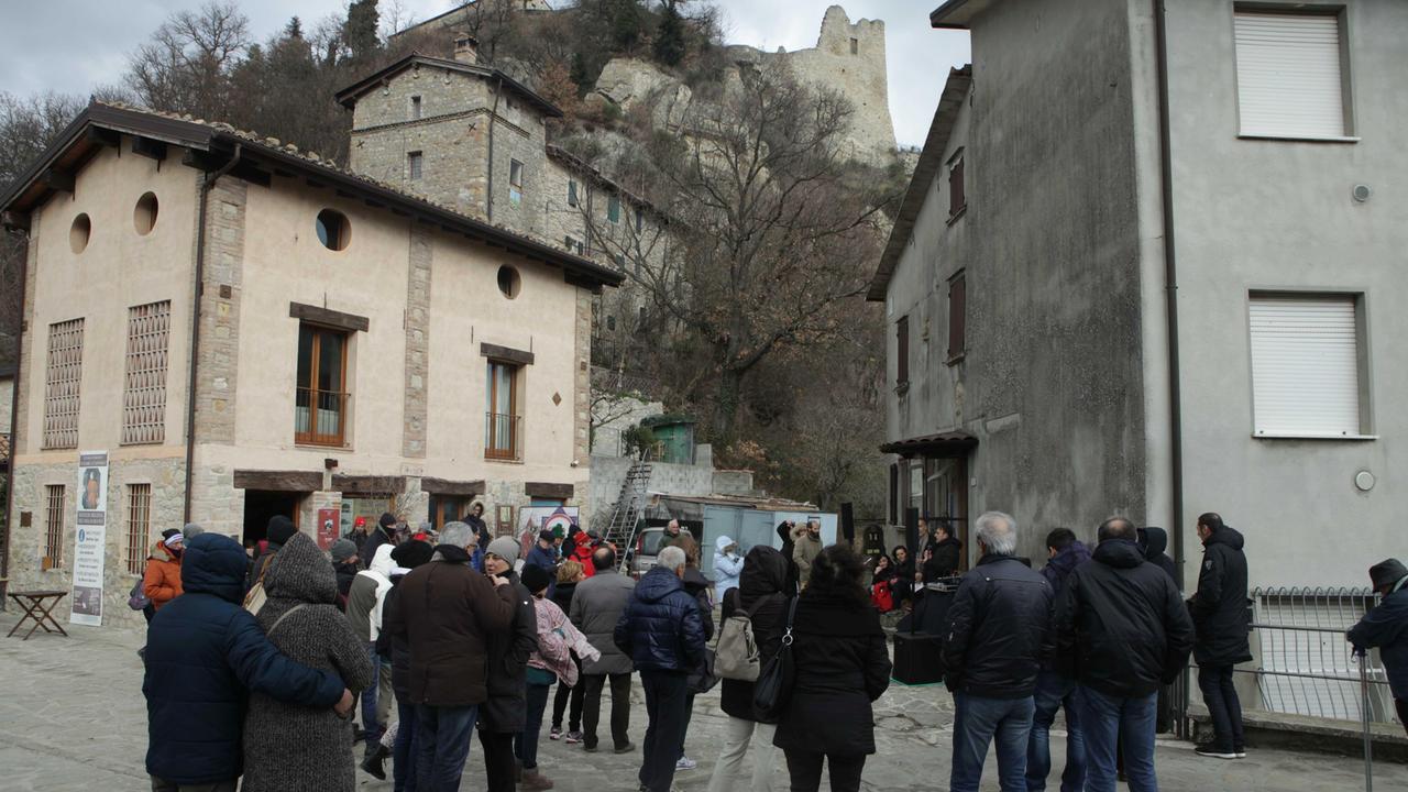 Un grande abbraccio al castello per dire "ti voglio bene, Canossa"