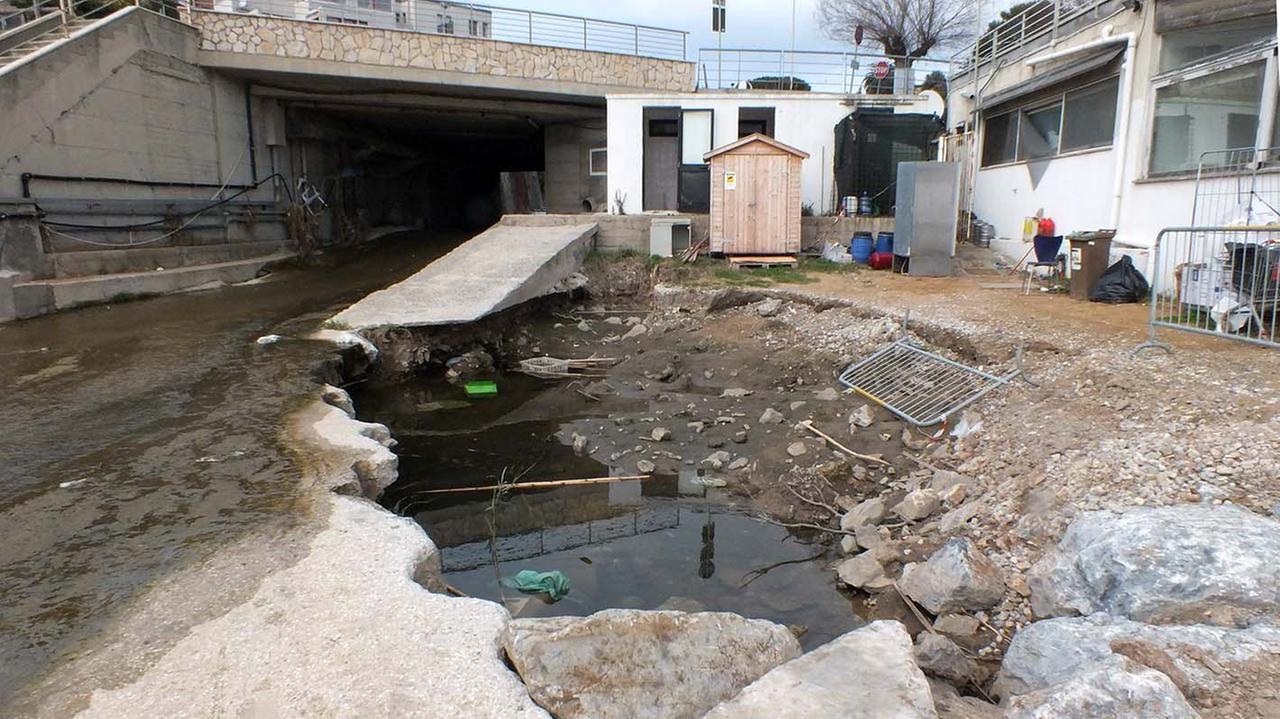 L'acqua ristagna sotto il ponte del rio Salivoli sin da dopo l’alluvione