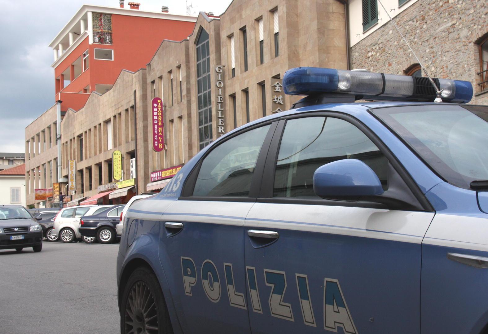 Una volante della polizia in via Marini (archivio)