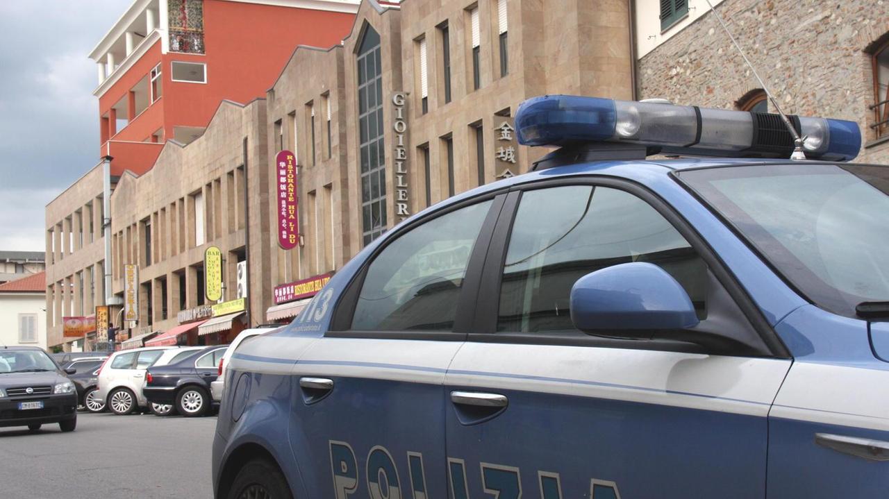 Una volante della polizia in via Marini (archivio)