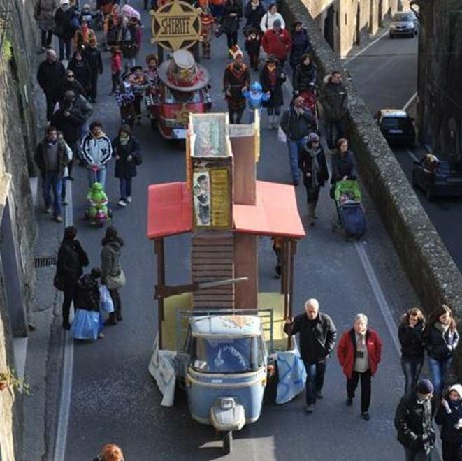 A Pitigliano l’esilarante corteo degli Apecar.  Poi tutti quanti in piazza della Repubblica 